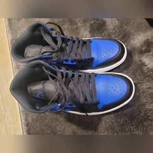 Jordan 1 Mid Hyper Royal
